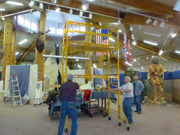 Moving scaffolding. Photo by Dawn Ballou, Pinedale Online.