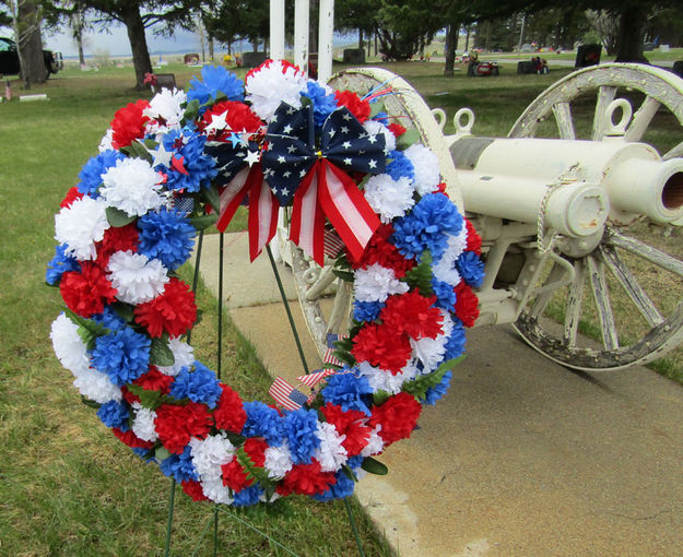 Memorial Wreath. Photo by Dawn Ballou, Pinedale Online.