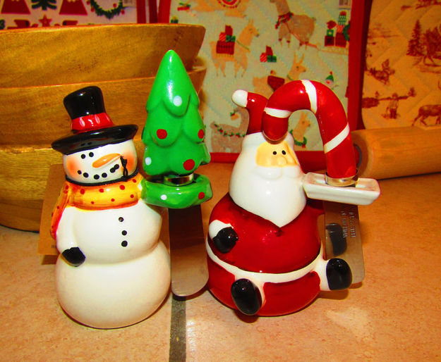 Snowman & Santa. Photo by Dawn Ballou, Pinedale Online.