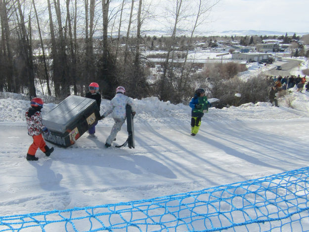 Hurry to the finish line. Photo by Dawn Ballou, Pinedale Online.