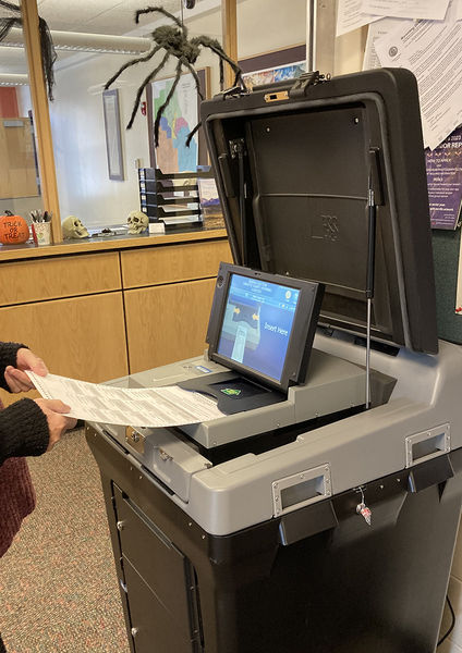 Casting a ballot. Photo by Pinedale Online.