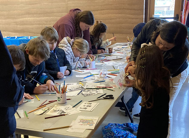 Holiday crafts at the Pinedale Library. Photo by Dawn Ballou. Pinedale Online.