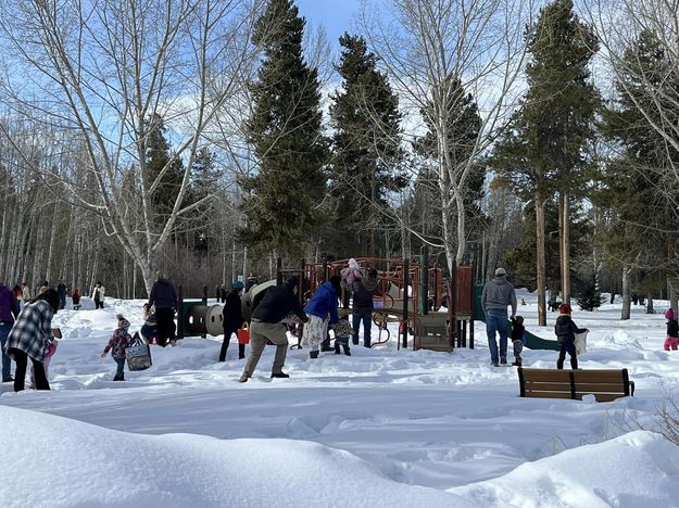 Finding candy in the snow. Photo by Pinedale Lions Club.