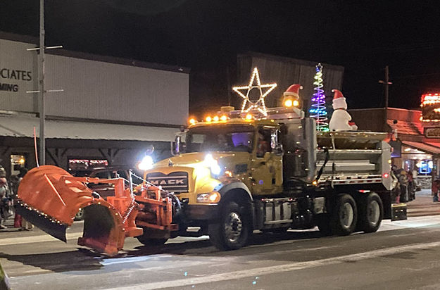 Lighted Snowplow. Photo by Pinedale Online.